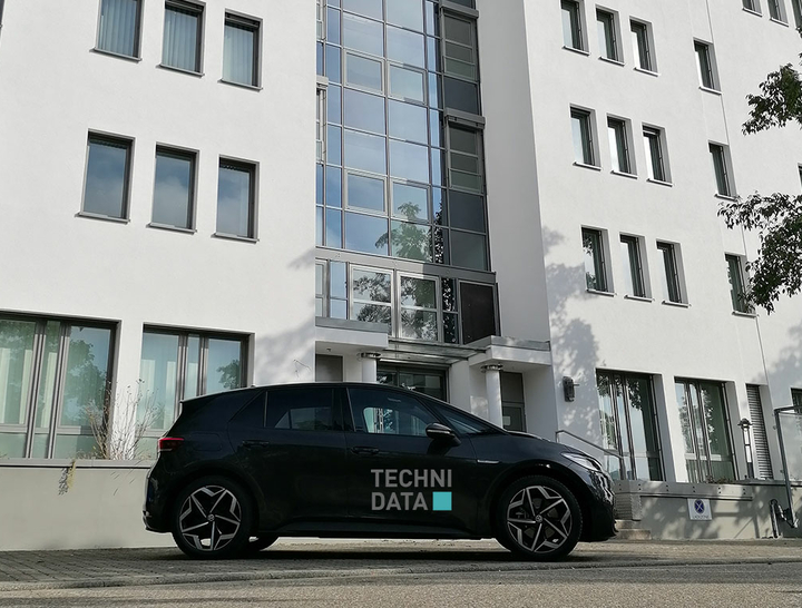 E-Poolwagen steht vor der TechniData Niederlassung in Karlsruhe